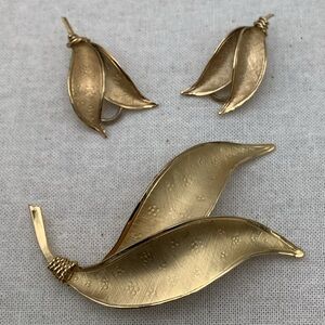 Vintage Wells Sterling Gold over Silver Leaf Brooch Set clip earrings